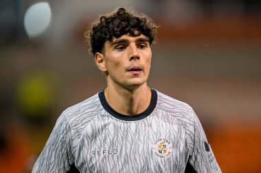 Oyuncu, 30 Eylül 2025 'te Bloomfield Road, Blackpool' da oynanan Blackpool-Luton Town maçından önce ısınıyor.