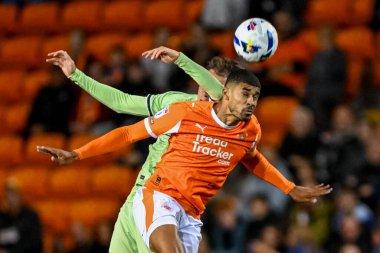 Blackpool 'dan Ashley Fletcher topu Luton Town' dan Kal Naismith 'in 30 Eylül 2025' te Bloomfield Road, Blackpool 'da oynanan Blackpool-Luton Town maçında kafasıyla kazandı.