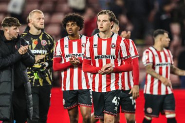 Sheffield United takımından Sydie Peck, 30 Eylül 2025 'te Bramall Lane, Sheffield, İngiltere' de oynanan Sky Bet Şampiyonası maçından sonra taraftarları alkışlıyor.