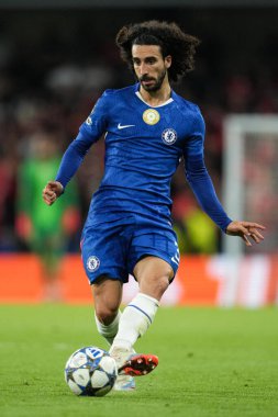 Chelsea 'li Marc Cucurella, 30 Eylül 2025' te Stamford Bridge, Londra 'da oynanan Chelsea-Benfica Şampiyonlar Ligi karşılaşmasında pas attı.