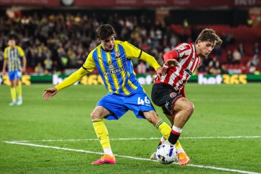Southampton 'dan Jay Robinson ve Sheffield United takımından Sydie Peck 30 Eylül 2025' te Bramall Lane, Sheffield, İngiltere 'de oynanan Sky Bet Şampiyonası maçında top için mücadele ettiler.