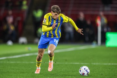 Southampton 'dan Tom Fellows, 30 Eylül 2025' te Sheffield United ile Southampton arasında oynanan Gökyüzü İddia Şampiyonası maçında topu aldı.