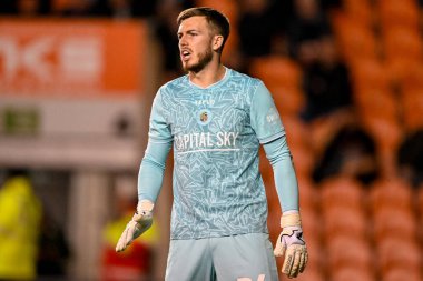 Luton Town takımından Josh Keeley 30 Eylül 2025 'te Bloomfield Road, Blackpool' da Blackpool-Luton Town maçında