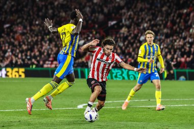 Southampton 'dan Joshua Quarshie ve Sheffield United takımından Callum O' Hare, 30 Eylül 2025 'te Bramall Lane, Sheffield, İngiltere' de oynanan 