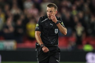 Hakem Adam Herczeg 30 Eylül 2025 'te Bramall Lane, Sheffield, İngiltere' de Sheffield United ile Southampton arasındaki Gökyüzü İddia Şampiyonası maçında