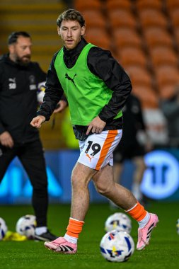 Blackpool 'dan Josh Bowler, 30 Eylül 2025' te Bloomfield Road, Blackpool 'da oynanan Blackpool-Luton Town maçından önce ısınıyor.