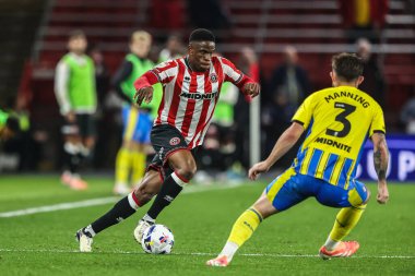 Sheffield United 'dan Chiedozie Ogbene ve Southampton' dan Ryan Manning, 30 Eylül 2025 'te Bramall Lane, Sheffield, İngiltere' de oynanan 