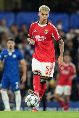 UEFA Şampiyonlar Ligi karşılaşmasında Benfica 'dan Enzo Barrenechea Stamford Bridge, Londra' da Chelsea 'ye karşı Benfica, 30 Eylül 2025