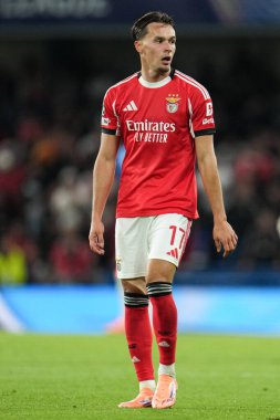 UEFA Şampiyonlar Ligi karşılaşmasında Benfica 'dan Amar Dediç, 30 Eylül 2025' te Stamford Bridge, Londra 'da Chelsea-Benfica maçında