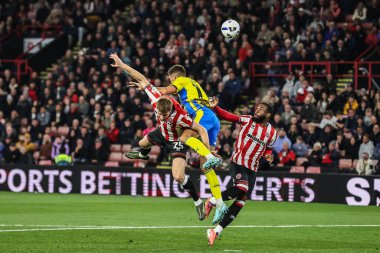 Sheffield United 'dan Mark McGuinness ve Southampton' dan Ross Stewart 30 Eylül 2025 'te Bramall Lane, Sheffield, İngiltere' de oynanan Sky Bet Şampiyonası maçında yüksek top mücadelesi verdiler.