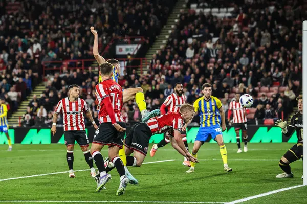 Southampton 'dan Ross Stewart golü atıyor ancak Sheffield United' dan Michael Cooper 30 Eylül 2025 'te Bramall Lane, Sheffield, İngiltere' de oynanan 