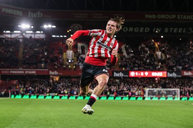 Sheffield United takımından Sydie Peck topu kalenin arkasına atarak kutluyor ancak 30 Eylül 2025 'te Bramall Lane, Sheffield, İngiltere' de oynanan Sky Bet Şampiyonası karşılaşmasında golü atmasına izin verilmiyor.