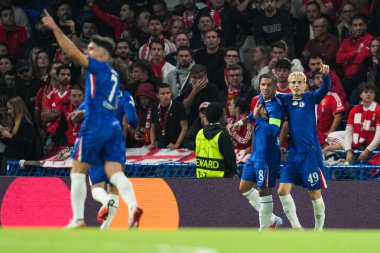 Chelsea 'den Enzo Fernnndez ve Chelsea' den Alejandro Garnacho, 30 Eylül 2025 'te Stamford Bridge, Londra' da oynanan UEFA Şampiyonlar Ligi Chelsea-Benfica maçında 1-0 kazanma golünü kutluyorlar.
