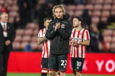 Sheffield United takımından Tom Davies, 30 Eylül 2025 'te Sheffield Lane, İngiltere' de oynanan Sky Bet Şampiyonası maçından sonra taraftarları alkışlıyor.