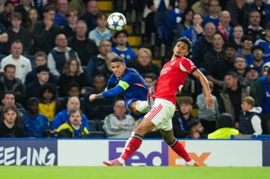 Chelsea 'li Enzo Fernnndez, 30 Eylül 2025' te İngiltere 'nin Stamford Bridge kentinde oynanan Chelsea-Benfica maçında baskı altında bir haç oynuyor.