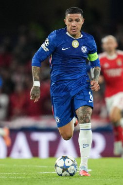 Chelsea 'den Enzo Fernnndez UEFA Şampiyonlar Ligi karşılaşmasında topla birlikte Chelsea - Benfica Stamford Bridge, Londra, Birleşik Krallık, 30 Eylül 2025