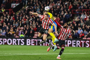 Sheffield United 'dan Mark McGuinness ve Southampton' dan Ross Stewart 30 Eylül 2025 'te Bramall Lane, Sheffield, İngiltere' de oynanan Sky Bet Şampiyonası maçında yüksek top mücadelesi verdiler.