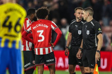 Sheffield United 'dan Japhet Tanganga ve Sheffield United' tan Sam McCallum, Bramall Lane 'de oynanan maçta Sheffield United ve Southampton arasındaki maçta tartışmalı bir eşitliği bozma kararı sonrasında soru hakemi Adam Herczeg.