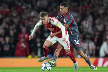 Olympiacos 'tan Santiago Hezee UEFA Şampiyonlar Ligi karşılaşmasında Arsenal, Olympiakos FC' ye karşı 1 Ekim 2025 'te Londra, Emirates Stadyumu' nda Arsenal 'li Martin degaard' ı tutuyor. 