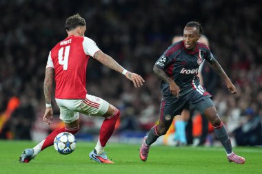 Olympiakos 'tan Gelson Martins topu UEFA Şampiyonlar Ligi karşılaşmasında Arsenal, Olympiakos FC' ye karşı Emirates Stadyumu, Londra, İngiltere 1 Ekim 2025 'de Arsenal' den Ben White 'a gönderdi. 