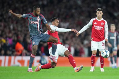 Gabriel of Arsenal, 1 Ekim 2025 tarihinde Londra, Emirates Stadyumu 'nda oynanan UEFA Şampiyonlar Ligi karşılaşmasında baskı altında pas atmaya çalıştı. 