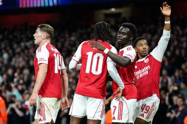 Arsenal 'den Bukayo Saka ve Arsenal' den Eberechi Eze UEFA Şampiyonlar Ligi karşılaşmasında attıkları ikinci gol sonrasında Olympiakos FC 'ye karşı Emirates Stadyumu, Londra, İngiltere, 1 Ekim 2025 