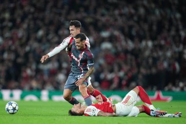 Arsenal 'den Martin Zubimendi ve Olympiacos' tan Chiquinho savaşırken, Arsenal 'den Ben White 1 Ekim 2025' te Emirates Stadyumu 'nda oynanan UEFA Şampiyonlar Ligi karşılaşmasında sakatlandı. 