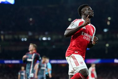 Arsenal 'den Bukayo Saka, 1 Ekim 2025' te Birleşik Krallık 'taki Emirates Stadyumu' nda oynanan UEFA Şampiyonlar Ligi karşılaşmasında golü 2-0 atmayı kutluyor. 