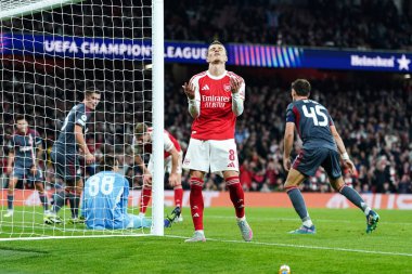 Arsenal 'den Martin degaard, UEFA Şampiyonlar Ligi karşılaşmasında kaçırdığı fırsat sonrasında Arsenal, Olympiakos FC' ye karşı Emirates Stadyumu, Londra, 1 Ekim 2025 