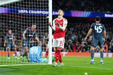 Arsenal 'den Martin degaard, UEFA Şampiyonlar Ligi maçı Arsenal - Olympiakos FC maçında 1 Ekim 2025' te Londra, Emirates Stadyumu 'nda kaçırdığı fırsat sonrasında 