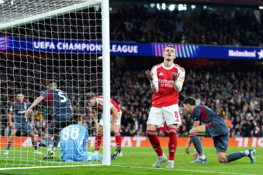 Arsenal 'den Martin degaard, UEFA Şampiyonlar Ligi maçı Arsenal - Olympiakos FC maçında 1 Ekim 2025' te Londra, Emirates Stadyumu 'nda kaçırdığı fırsat sonrasında 