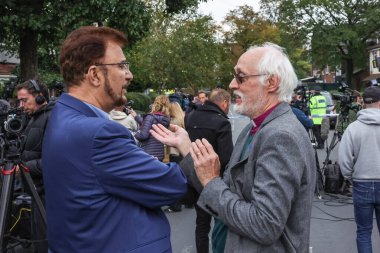 Mohammed Afzal Khan, CBE ve Manchester İşçi Partisi milletvekili David Walker Rt. Rahip. Manchester Sinagogu saldırısında Manchester TSSF Lordu Manchester Sinagogu 2 Ekim 2025 'te kordona alındı. 