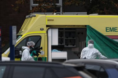 Manchester Sinagogu, Manchester Sinagogu 'nda 2 Ekim 2025' te gerçekleşen saldırı sırasında bir adli polis olay yerini inceliyor. 