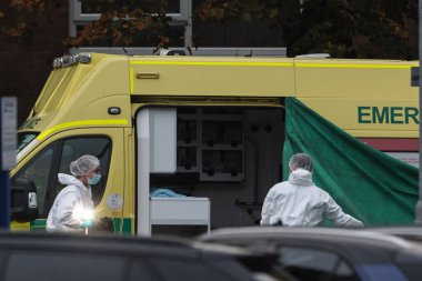 Manchester Sinagogu, Manchester Sinagogu 'nda 2 Ekim 2025' te gerçekleşen saldırı sırasında bir adli polis olay yerini inceliyor. 