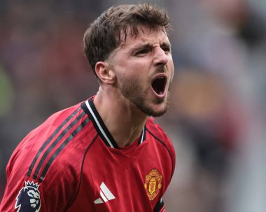 Manchester United takımından Mason Mount, Manchester United 'ın 4 Ekim 2025 tarihinde Old Trafford, Manchester' da oynadığı Premier League maçında 1-0 'lık galibiyetini kutluyor. 