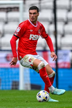 Charlton Athletic takımından Lloyd Jones, 4 Ekim 2025 'te İngiltere' nin Deepdale kentinde oynanan Preston North End - Charlton Athletic maçında topun üzerinde. 