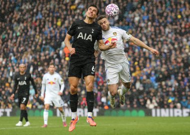 Tottenham Hotspur 'dan Joao Palhinha ve Leeds United takımından Gabriel Gudmundsson, Leeds United ile Tottenham Hotspur arasındaki Premier Lig maçı sırasında İngiltere, Leeds' de 4 Ekim 2025 'de karşı karşıya geldiler. 
