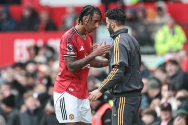 Manchester United 'ın Ruben Amorim teknik direktörü Manchester United ile Manchester United' ın 4 Ekim 2025 'te Old Trafford, Manchester, İngiltere' de oynadığı Premier League maçında elendikten sonra Leny Yoro ile tokalaştı. 