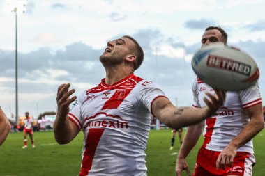 Hull KR 'dan Mikey Lewis, 3 Ekim 2025' te İngiltere 'nin Hull kenti Kingston' da oynanan Sewell Group Craven Park 'ta oynanan Betfred Süper Lig yarı final maçında 6-0' lık galibiyetini kutluyor.