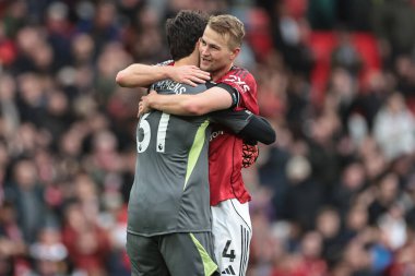 Manchester United 'dan Senne Lammens, Manchester United' ın Old Trafford, Manchester, İngiltere 'de 4 Ekim 2025' te oynanan Premier League maçında Manchester United 'ın Sunderland' a karşı kazandığı 2-0 'lık galibiyet sonrasında Manchester United' tan Matthijs de Ligt 'i kucaklıyor. 