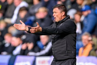 Preston North End teknik direktörü Paul Heckingbottom, 4 Ekim 2025 'te İngiltere' nin Deepdale kentinde oynanan Sky Bet Şampiyonası maçında Preston North End - Charlton Athletic maçında iki koluyla el hareketi yapıyor. 