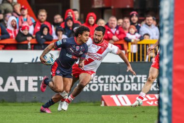 St. Helens 'li Tristan Sailor, 3 Ekim 2025' te İngiltere 'nin Hull KR ile St Helens arasında oynanan Betfred Süper Lig yarı final maçı sırasında topu yakalıyor.