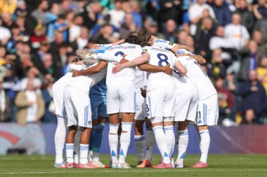 Leeds takımı, Leeds United 'ın Tottenham Hotspur' a karşı oynadığı Premier League maçında Leeds Road, Leeds, İngiltere 'de 4 Ekim 2025' de bir araya geldi. 