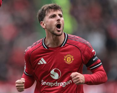 Manchester United takımından Mason Mount, Manchester United 'ın 4 Ekim 2025 tarihinde Old Trafford, Manchester' da oynadığı Premier League maçında 1-0 'lık galibiyetini kutluyor. 