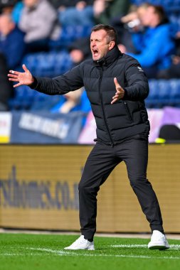 Charlton Athletic 'in teknik direktörü Nathan Jones, 4 Ekim 2025' te Deepdale, Preston, İngiltere 'de oynanan Sky Bet Şampiyonası maçında Preston North End - Charlton Athletic maçında iki koluyla el hareketi yapıyor. 