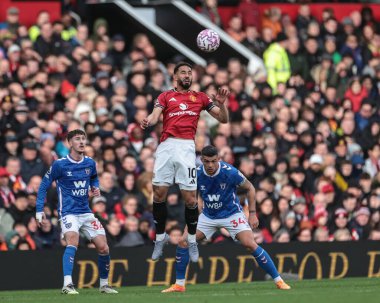 Manchester United 'dan Matheus Cunha Premier League maçında Manchester United ile Sunderland maçında 4 Ekim 2025' te Old Trafford, Manchester, İngiltere 'de yüksek topu kazandı. 