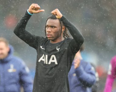 Tottenham Hotspur 'dan Destiny Udogie Premier League maçında Leeds United Tottenham Hotspur' a karşı Elland Road, Leeds, İngiltere, 4 Ekim 2025 