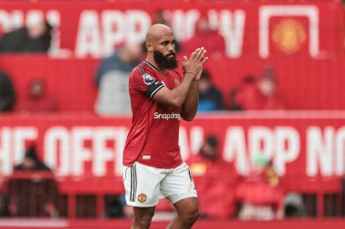 Manchester United takımından Bryan Mbeumo, Manchester United 'ın 4 Ekim 2025 tarihinde Old Trafford, İngiltere' de oynadığı Premier League maçında taraftarları alkışlıyor. 