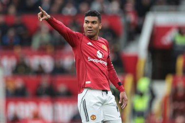 Manchester United takımının Casemiro 'su Premier League maçında takım talimatlarını veriyor Manchester United ile Sunderland maçında Old Trafford, Manchester, İngiltere, 4 Ekim 2025 