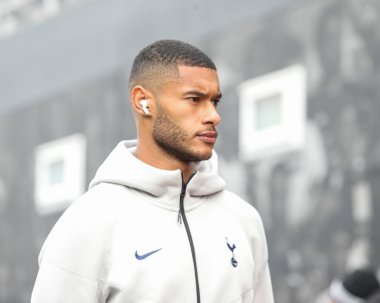 Tottenham Hotspur 'dan Brandon Austin, Leeds United' ın Tottenham Hotspur 'a karşı oynadığı Premier Lig maçına 4 Ekim 2025' te Leeds, İngiltere 'deki Elland Road' da geldi. 
